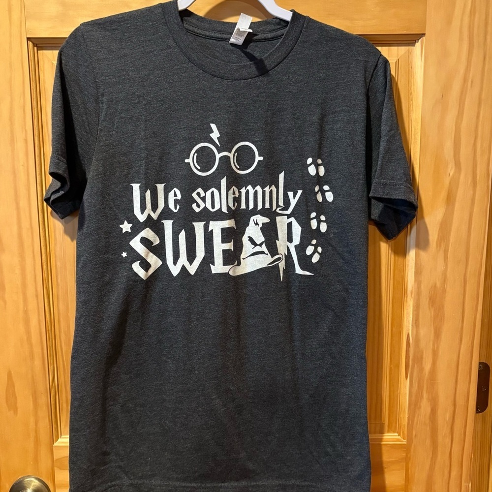 Bella + Canvas “We Solemnly Swear” graphic T-shirt size M